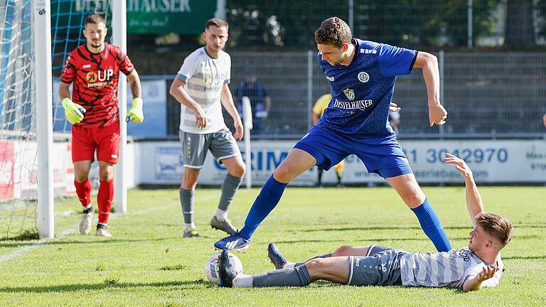 Hendrik Hansen (rechts) behauptet sich gegen den am Boden liegenden Adrian Hoti.