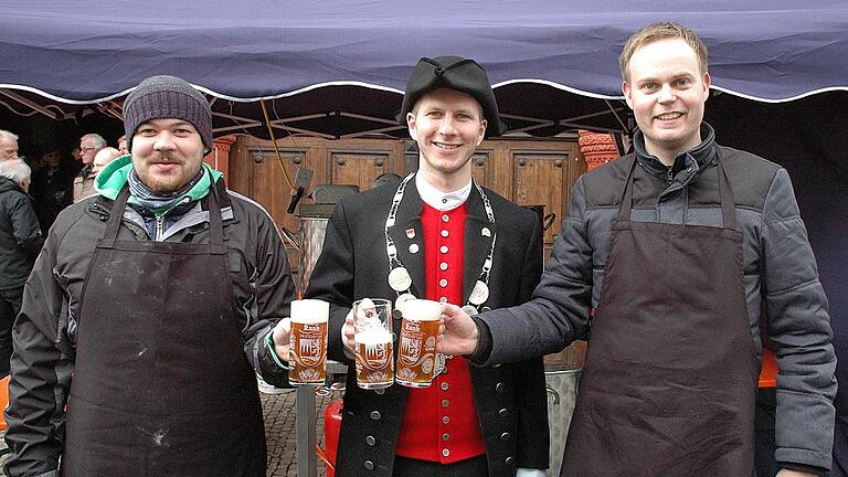 Ein Prost auf das heimische Bier: Auch der &bdquo;Zeller Stammtischbräu&ldquo; ist beim Genussfestival in Hofheim mit dabei und zeigt, wie man in einer mobilen Brauerei Bier braut.