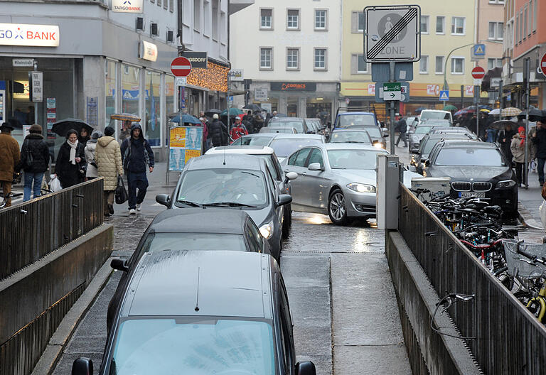 So war's vorher. Tagtäglich parkten noch Autos oder fuhren durch die Eichhornstraße in die Tiergarage unter dem Martktplatz. So war's vorher. Tagtäglich parkten noch Autos oder fuhren durch die Eichhornstraße in die Tiergarage unter dem Martktplatz. 