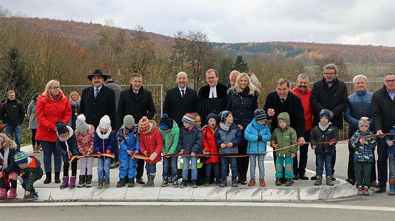 Fleißige Kinderhände durchschnitten das traditionelle Band und übergaben damit den neuen Arnsteiner Verkehrskreisel offiziell seiner Bestimmung.