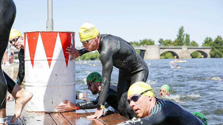 Der Mainfrankentriathlon fand am Samstag, 06. August 2022 bei strahlendem Sonnenschein und herrlichen Sommerwetter an der Mainlände in Kitzingen statt.