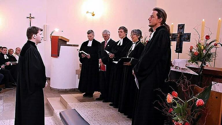 Besonders im Herzen ist Holger Manke (links) seine Ordination in der Christuskirche in Ebern geblieben