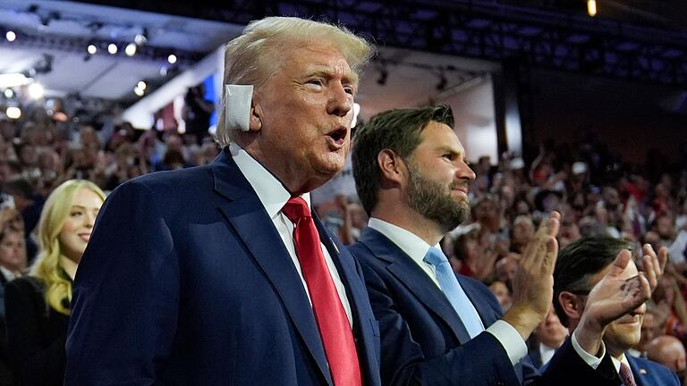 Wahlkampf in den USA - Parteitag der Republikaner       -  Es ist der erste öffentliche Auftritt Trumps nach dem Attentat am Samstag.