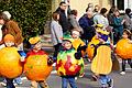 Frisch vom Feld: Die Kindergartenkinder aus Röthlein hatten sich zum Erntedank-Umzug als Kürbisse verkleidet.
