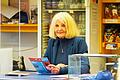 Christine Jenike, Vorsitzende des Fördervereins Roxy Kitzingen, kümmert sich um das Kino-Programm und steht die meisten Tage selbst hinter dem Tresen.