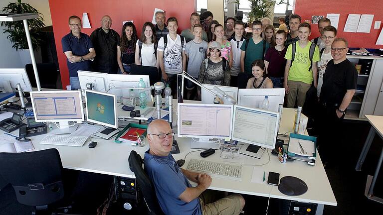 OBA-Zeitungsgruppe und Celtis-Schüler besuchen die Main-Post       -  (hst)  Seit über 20 Jahren verbindet die Zeitungsgruppe der Offenen Behindertenarbeit (OBA) des Diakonischen Werks Schweinfurt und das Celtis-Gymnasium ein gemeinsames Journalismusprojekt. Deshalb besuchten Neuntklässler der Schule und die für Berichte von paralympischen Spielen preisgekrönten OBA-Journalisten nun gemeinsam die Mediengruppe Main-Post auf dem Würzburger Heuchelhof. Peter Krones, Mitglied der Chefredaktion, und Sportredakteur Hans Strauß erklärten den Schülern vor allem die Redaktionsarbeit und beantworteten viele Fragen. Am Newsdesk Aktuelles, wo die überregionalen Seiten auch für das Schweinfurter Tagblatt und die Volkszeitung produziert werden, entstand dieses Gruppenbild. Zum Abschluss wurden im Druckzentrum Herstellung und Vertrieb der Tageszeitung anschaulich.