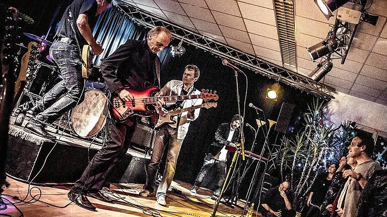 Treffpunkt Adler-Saal: die Würzburger Band &bdquo;Die Steine&ldquo; bei ihrem Auftritt vergangene Woche.