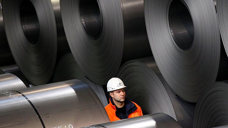 Thyssenkrupp in Duisburg       -  Die USA werden binnen 15 Tagen Strafzölle auf Stahl und Alu erheben. Die EU-Kommission mahnt zur Besonnenheit.