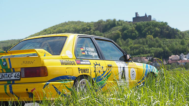 Rallye Fränkisches Weinland       -  Vor der malerischen Kulisse der Trimburg machten sich die Teilnehmer auf den Weg in Richtung der ersten Wertungsprüfung, die am 'Holzplatz' in Sulzthal begann.