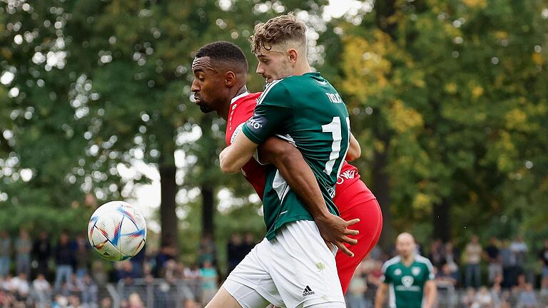 Im Oktober 2023 gingen die Würzburger Kickers (im Bild Saliou Sané im Zweikampf mit Luca Trslic) in Schweinfurt als Sieger vom Platz. Auch das Rückspiel gegen die Schnüdel im April gewannen sie.