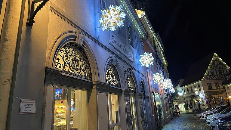 Schneeflocken bereichern neuerdings die Weihnachtsstadt Gerolzhofen. 42 dieser Lichtelemente gehören zu der erneuerten Weihnachtsbeleuchtung, die am Dienstagabend angeschaltet wurde.