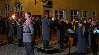 Nach der Indienststellung des 'Schweren Logistikbataillons' in der Mainfrankenkaserne spielte das Heeresmusikkorps Veitshöchheim eine Serenade auf dem Volkacher Marktplatz.