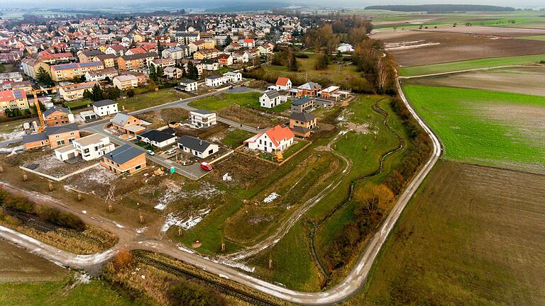 Soll es wie im Baugebiet 'Am Nützelbach I' (im Bild) auch im neuen Gebiet 'Am Nützelbach II' eine Kaltwärmeversorung geben? Der Stadtrat ist noch unschlüssig.