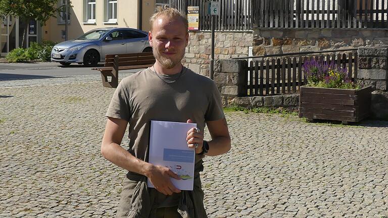 Warum entscheiden sich junge Familien für ein Leben auf dem Land? Julian Gick aus Eichenzell (Landkreis Fulda) untersuchte in seiner Masterarbeit Bindefaktoren für den ländlichen Raum. Die Marktgemeinde Oberelsbach diente hier neben der Gemeinde Ebersburg als Betrachtungsgebiet. Die Ergebnisse sind hochinteressant.