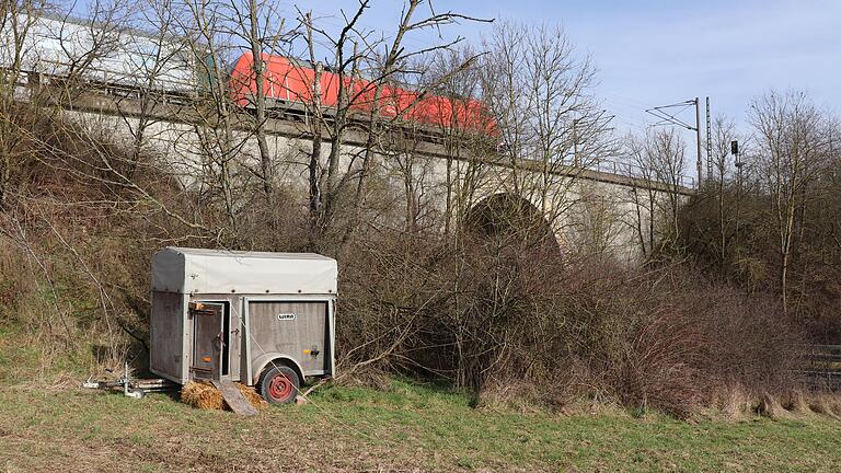 Mit diesem Anhänger unterhalb der Bahnlinie und neben der Staatsstraße versuchte der Eigentümer die Ziegen einzufangen.