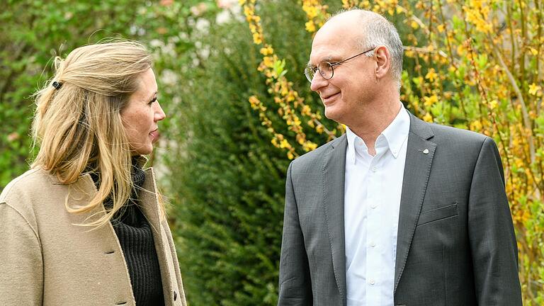 Notarzt Dr. Gerhard Schwarzmann im Gespräch mit seiner Psychotherapeutin Dr. Marion Schowalter, die die in Würzburg eingerichtete Trauma-Ambulanz leitet. Notarzt Dr. Gerhard Schwarzmann im Gespräch mit seiner Psychotherapeutin Dr. Marion Schowalter, die die in Würzburg eingerichtete Trauma-Ambulanz leitet.
