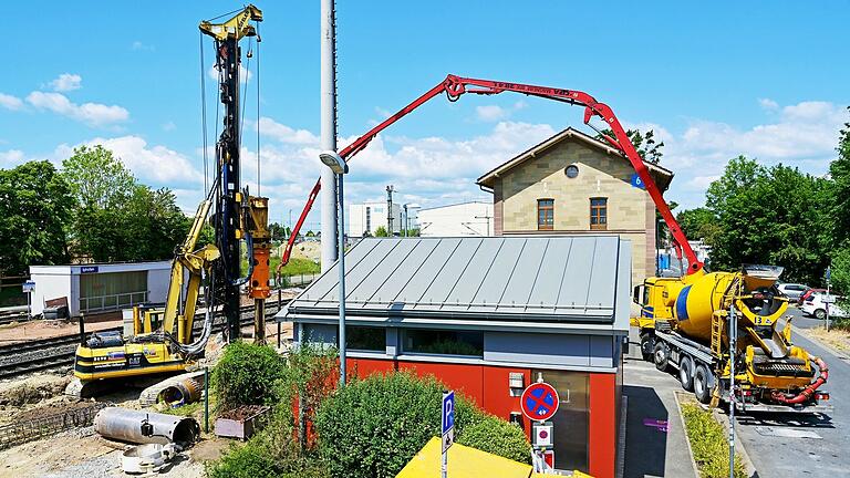 Großes Gerät kam beim Umbau des Bahnhaltepunkts Iphofen zum Einsatz. Anfang 2024 sollen die Arbeiten abgeschlossen sein. Großes Gerät kam beim Umbau des Bahnhaltepunkts Iphofen zum Einsatz. Anfang 2024 sollen die Arbeiten abgeschlossen sein.