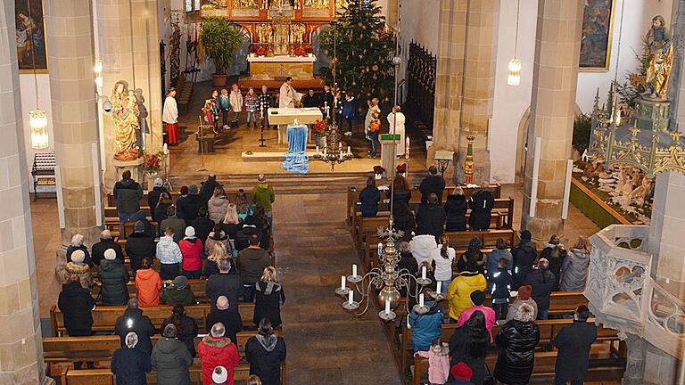 In der Stadtpfarrkirche Bad Königshofen fand eine Tauferneuerungsfeier statt. Dazu waren auch Eltern und Paten gekommen.
