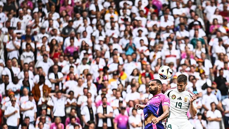 Zweikampf - Deutschlands Jonathan Tah (l) und Ungarns Barnabas Varga im Kopfballduell. Zweikampf - Deutschlands Jonathan Tah (l) und Ungarns Barnabas Varga im Kopfballduell.