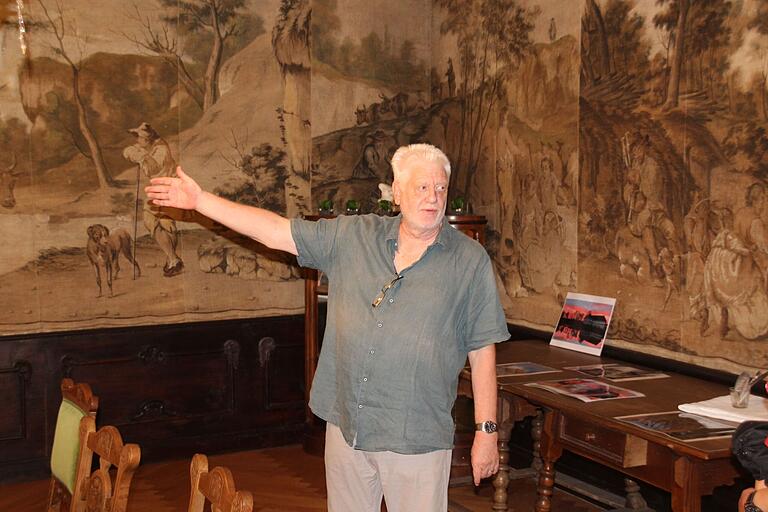 Eindrucksvolle Kunst an den Wänden hat das Schloss in Bimbach, wie Mathias Bartes zeigte.
