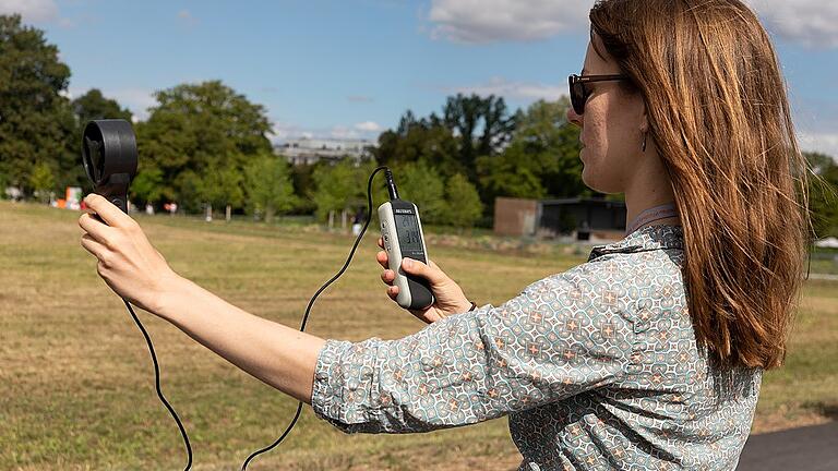 Umweltpsychologin Anna Heidenreich in Aktion: Die Umweltpsychologin der Uni Potsdam war an sechs Wochenenden für Befragungen und Messungen auf der Würzburger Landesgartenschau. Umweltpsychologin Anna Heidenreich in Aktion: Die Umweltpsychologin der Uni Potsdam war an sechs Wochenenden für Befragungen und Messungen auf der Würzburger Landesgartenschau.