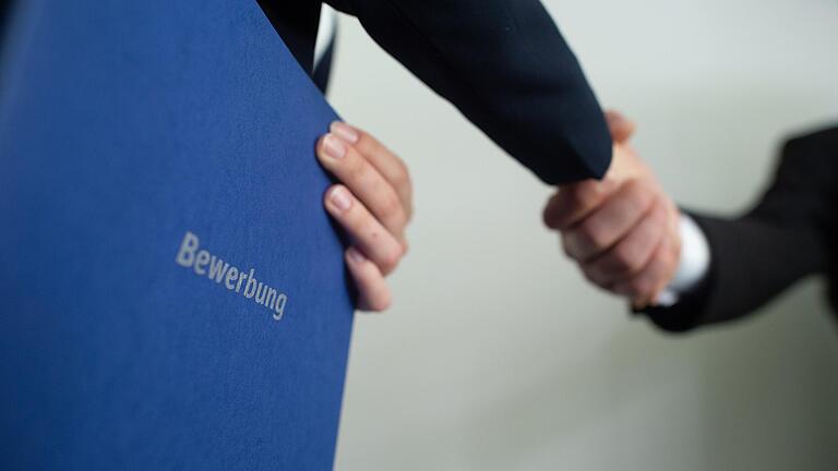 Künstliche Intelligenz kann Chefs bei Entscheidungen helfen - zum Beispiel bei Bewerbungsverfahren.