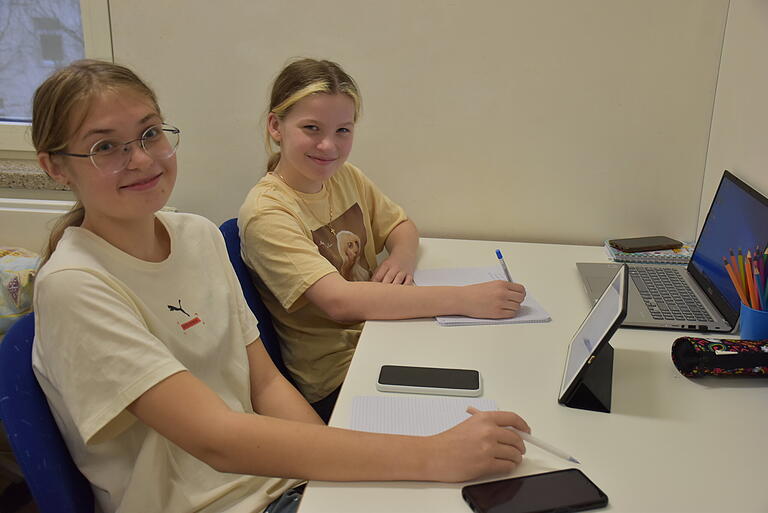 Uliana Adamenko (11 Jahre, hinten) und ihre Freundin Anna (12) gehen gerne zur Schule, auch wenn dies gegenwärtig nur online möglich ist. Der Fern-Unterricht aus der Ukraine bringt nicht nur Struktur in den Tag, so lässt sich auch Kontakt halten zu den in der Ukraine verbliebenen Freundinnen. Uliana Adamenko (11 Jahre, hinten) und ihre Freundin Anna (12) gehen gerne zur Schule, auch wenn dies gegenwärtig nur online möglich ist. Der Fern-Unterricht aus der Ukraine bringt nicht nur Struktur in den Tag, so lässt sich auch Kontakt halten zu den in der Ukraine verbliebenen Freundinnen.