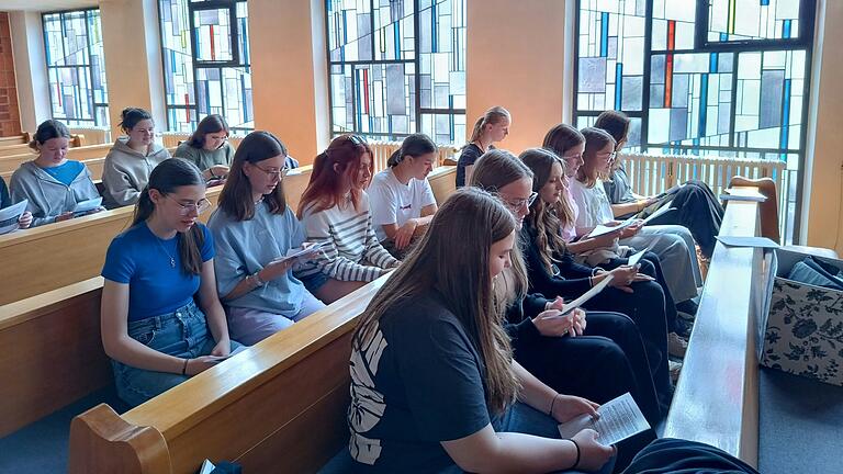 Die Zehntklässlerinnen der Mädchenrealschule Volkach feierten in der Klosterkapelle ihre Abschlussandacht.