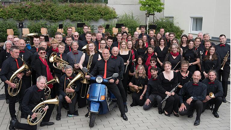 Orchester und 'Spätzünder' des Musikvereins Güntersleben.