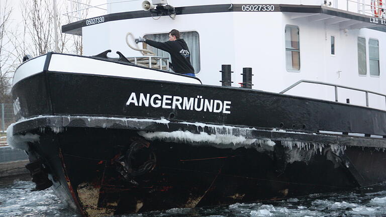 Der Eisbrecher 'Angermünde'ist am Montag auf dem Main zwischen Viereth-Trunstadt und der Schleuse Limbach unterwegs, um dort die Eisschicht auf dem Wasser aufzubrechen und den Fluss schiffbar zu halten.