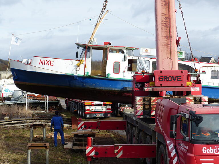 Präzisionsarbeit war gefordert. Das 25 Tonnen schwere Schiff &quot;Nixe&quot; wurde mit einem Autokran zu einer Grundüberholung bei Astheim an Land geholt.