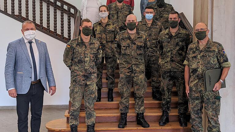 Im Rahmen der Amtshilfe Helfende Hände sind Soldaten der Bundeswehrkaserne Veitshöchheim im Landratsamt Würzburg im Einsatz und unterstützen das Team der Kontaktermittler. Landrat Thomas Eberth (vorne links) begrüßte zusammen mit den Kontaktermittlern Joachim Lazarek (hinten links) und Ines Raab (hinten rechts) sowie dem Verantwortlichen für das Test-Management in Stadt und Landkreis Würzburg, Paul Justice (hinten Mitte), die motivierten Kameraden. Diese wurden begleitet von Oberleutnant Thomas Porschewski (vorne rechts). Im Rahmen der Amtshilfe Helfende Hände sind Soldaten der Bundeswehrkaserne Veitshöchheim im Landratsamt Würzburg im Einsatz und unterstützen das Team der Kontaktermittler. Landrat Thomas Eberth (vorne links) begrüßte zusammen mit den Kontaktermittlern Joachim Lazarek (hinten links) und Ines Raab (hinten rechts) sowie dem Verantwortlichen für das Test-Management in Stadt und Landkreis Würzburg, Paul Justice (hinten Mitte), die motivierten Kameraden. Diese wurden begleitet von Oberleutnant Thomas Porschewski (vorne rechts).