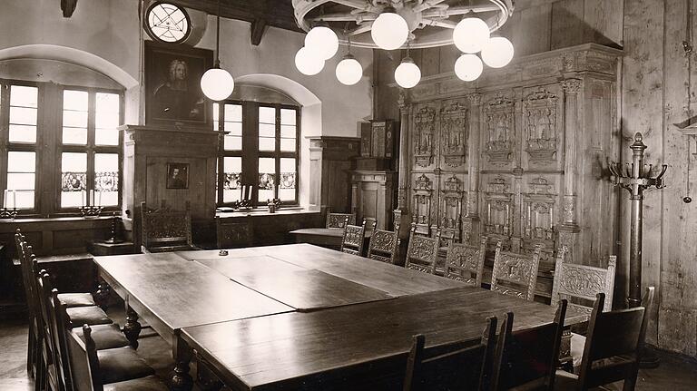 Ostseite der Ratsstube mit dem „Auge Gottes“, ein Rundfenster aus farbigem Glas über dem Bürgermeistersitz. Die Rückenlehnen der Ratsstühle tragen Berufszeichen der vertretenen Magistratsräte und Sinnsprüche wie „Lasst hören aus alter Zeit“ oder „Dem guten Rat fehlt oft die Tat“. Ostseite der Ratsstube mit dem „Auge Gottes“, ein Rundfenster aus farbigem Glas über dem Bürgermeistersitz. Die Rückenlehnen der Ratsstühle tragen Berufszeichen der vertretenen Magistratsräte und Sinnsprüche wie „Lasst hören aus alter Zeit“ oder „Dem guten Rat fehlt oft die Tat“.
