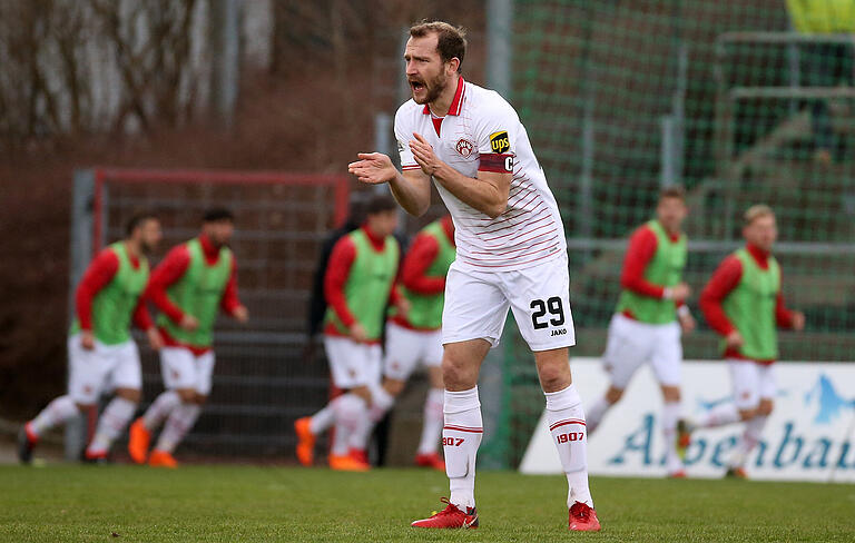 Als Spieler trug Sebastian Neumann zwei Jahre lang die Kapitänsbinde bei den Kickers. Nun soll er zusammen mit Dieter Wirsching den Drittliga-Akteuren Beine machen.