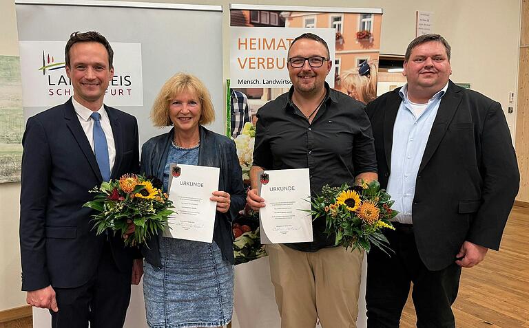 Die Geehrten Angelika Götz aus Röthlein und Manuel Balling aus Hirschfeld umrahmt von Landrat Florian Töpper (links) und Bürgermeister Peter Gehring (rechts). Die Geehrten Angelika Götz aus Röthlein und Manuel Balling aus Hirschfeld umrahmt von Landrat Florian Töpper (links) und Bürgermeister Peter Gehring (rechts). 