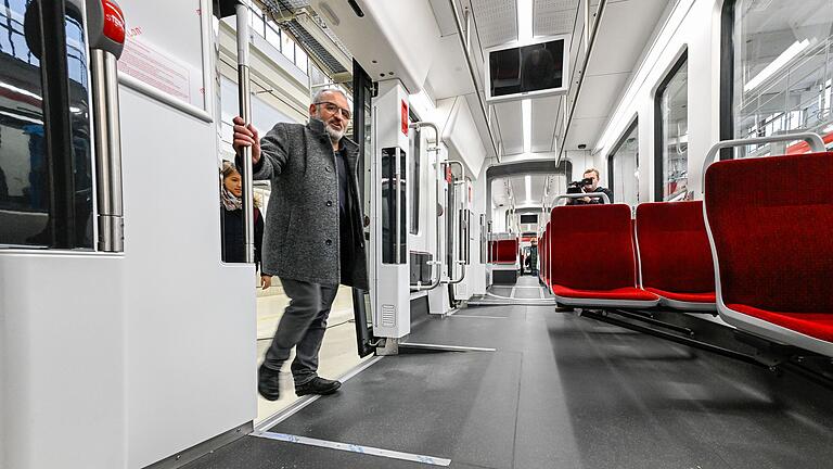 Ebenerdiger Einstieg: Richard Hofmann,Projektleiter der Würzburger Straßenbahn GmbH, in einer der vier großen Doppeltüren. Ebenerdiger Einstieg: Richard Hofmann,Projektleiter der Würzburger Straßenbahn GmbH, in einer der vier großen Doppeltüren.