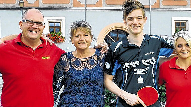 Gemeinsam etwas für den Sport und Bad Königshofen bewegen: Josef Ort (von rechts), Michaela Bötsch (BSH), Kilian Ort, Carmen Lang (Vorsitzende Werbegemeinschaft), Rainer Bötsch (BSH) und und Bernd Knahn (BR-Beauftragter der Werbegemeinschaft). Gemeinsam etwas für den Sport und Bad Königshofen bewegen: Josef Ort (von rechts), Michaela Bötsch (BSH), Kilian Ort, Carmen Lang (Vorsitzende Werbegemeinschaft), Rainer Bötsch (BSH) und und Bernd Knahn (BR-Beauftragter der Werbegemeinschaft).