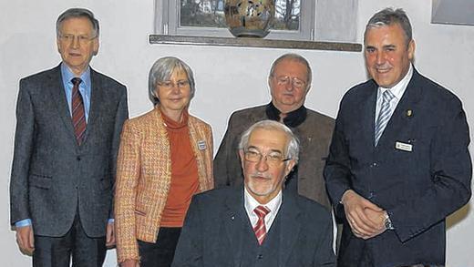 Eintrag ins Goldene Buch der Stadt (von links): Professor Werner Blessing, Bundesgeschäftsführerin Christina Bergerhausen, Bundesvorsitzender Paul Beinhofer, Rudi Geiger (Vorsitzender des Großrinderfelder Heimat- und Kulturvereins) und Bürgermeister Joachim Markert.