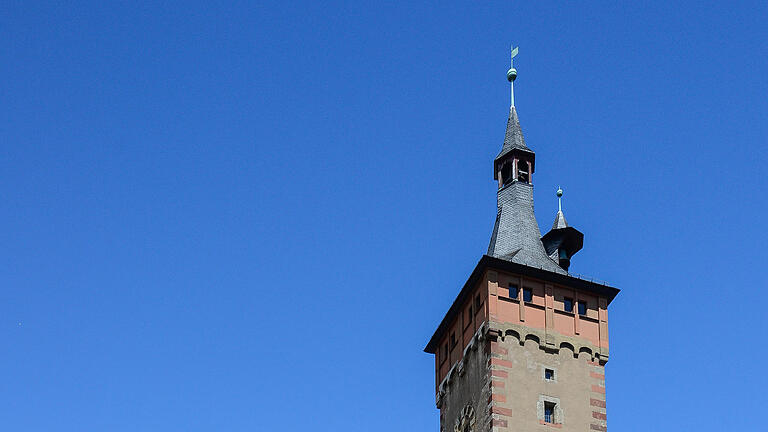 Um 1150 beginnen die Bauarbeiten am Hof Grafeneckart, etwa 50 Jahre später sind sie abgeschlossen. Er ist 18 auf 21 Meter groß, die Mauern sind 1,70 Meter dick. 1316 übernimmt die Stadt das Gemäuer. 1453 beschließt der Stadtrat, einen Turm anzubauen. 1456 steht er, 55 Meter hoch.