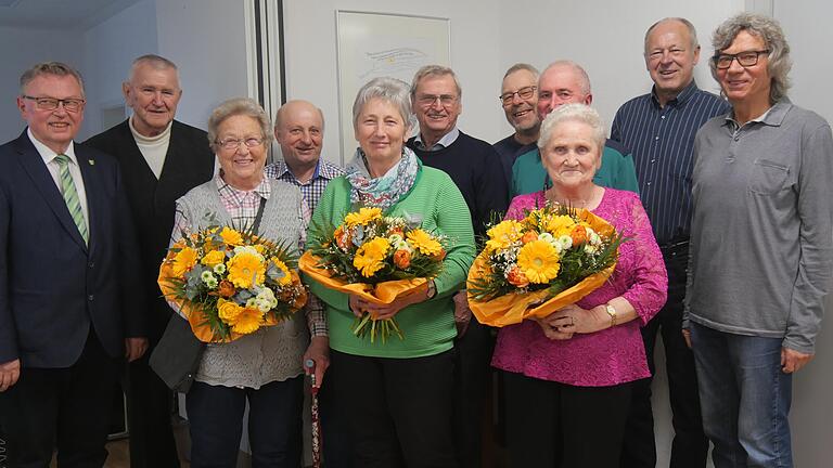 Der Obst- und Gartenbauverein Mittelsinn zeichnete Personen für ihre langjährige Vereinstreue aus und verlieh Ehrenmitgliedschaften für ein besonderes Engagement (von links): Vorsitzender Peter Paul, Adam Ullrich, Rosemarie Preisendörfer, Fritz Kratz, Barbara Preisendörfer, Heinz Kratz, Karl-Heinz Wolf, Engelhard Kühn, Wilma Roth, Ernst Diener und stellvertretender Vorsitzender Hans-Georg. Der Obst- und Gartenbauverein Mittelsinn zeichnete Personen für ihre langjährige Vereinstreue aus und verlieh Ehrenmitgliedschaften für ein besonderes Engagement (von links): Vorsitzender Peter Paul, Adam Ullrich, Rosemarie Preisendörfer, Fritz Kratz, Barbara Preisendörfer, Heinz Kratz, Karl-Heinz Wolf, Engelhard Kühn, Wilma Roth, Ernst Diener und stellvertretender Vorsitzender Hans-Georg.