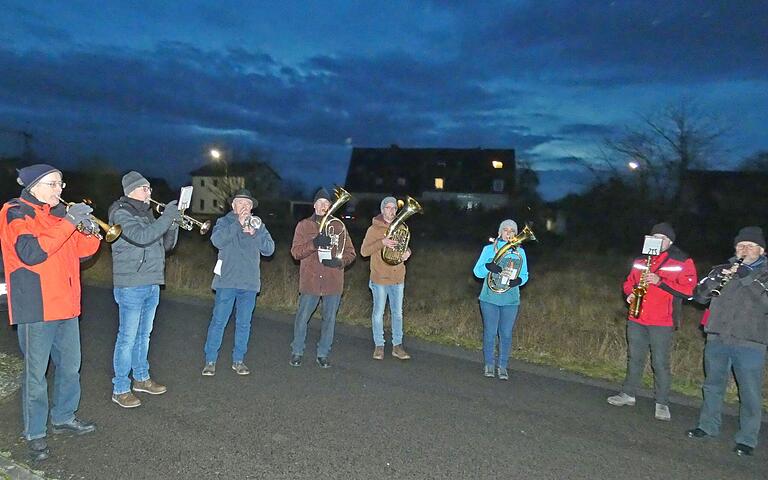 Es war schon dunkel, als das Dutzend Musiker um Dirigent Rolf Mauder (links) davon fünf aus der Familie Dürr-Karch, gerade mal Halbzeit hatten und noch viele Stationen vor ihnen lagen. Es war schon dunkel, als das Dutzend Musiker um Dirigent Rolf Mauder (links) davon fünf aus der Familie Dürr-Karch, gerade mal Halbzeit hatten und noch viele Stationen vor ihnen lagen.