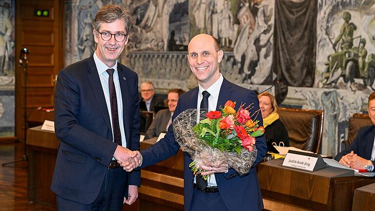 Oberbürgermeister Christian Schuchardt (links) gratuliert dem künftigen Würzbruger Kultur-, Wissenschafts- und Wirtschaftsreferenten Benedikt Stegmayer.&nbsp;