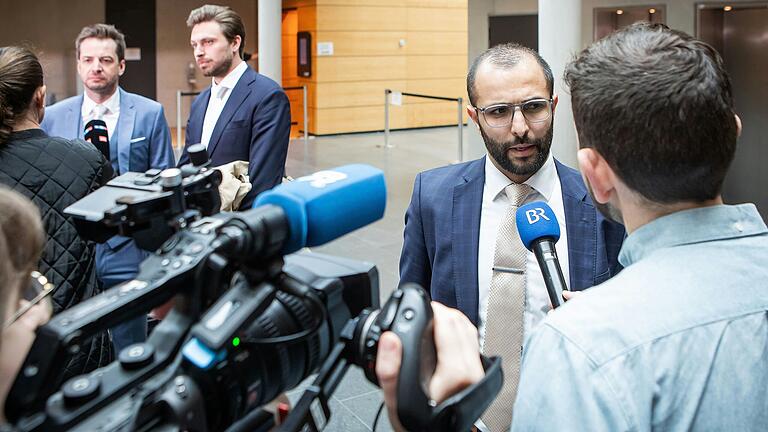 Rechtsanwalt Roj Khalaf (zweiter von rechts) kündigte im Namen des Angeklagten eine Verteidiger-Erklärung vor Gericht an.