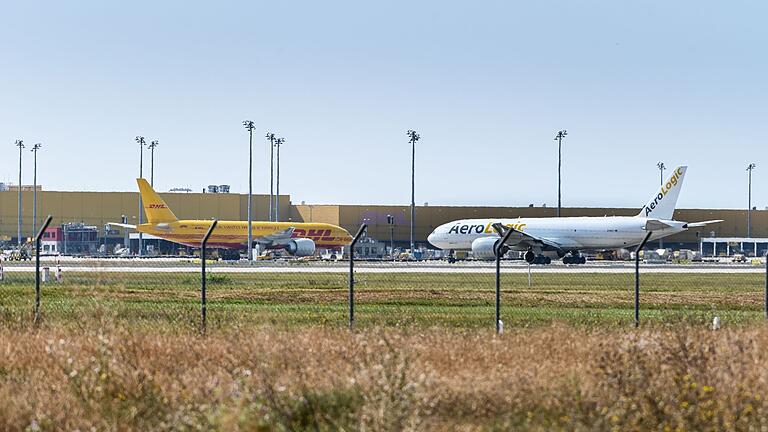 Sicherheitsbehörden warnen vor Brandsätzen in Luftfracht - Flugzeuge könnten nach Warnungen von Sicherheitsexperten ein Ziel von Sabotageakten sein. (Archivbild) Sicherheitsbehörden warnen vor Brandsätzen in Luftfracht - Flugzeuge könnten nach Warnungen von Sicherheitsexperten ein Ziel von Sabotageakten sein. (Archivbild)