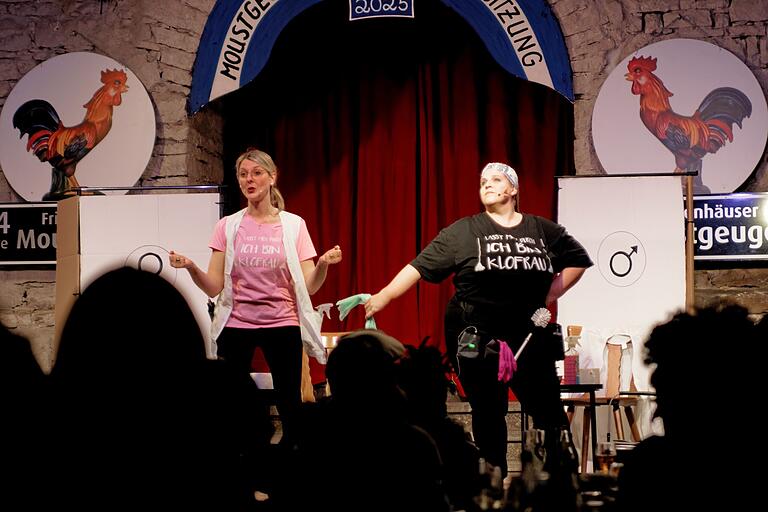 Anna Kempe und Christine Kopulus hatten einen Auftritt als Klofrauen bei der &nbsp;44. Prunksitzung der Frickenhäuser Moustgeuger.