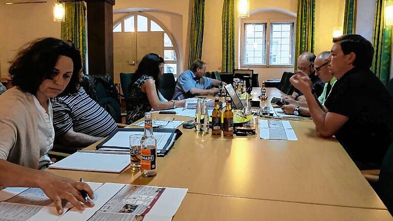 Unzählige Treffen sind nötig, um das Großereignis Wurstmarkt perfekt zu planen. Vor der Sommerpause trifft sich das Orga-Team häufiger im Rathaussaal.