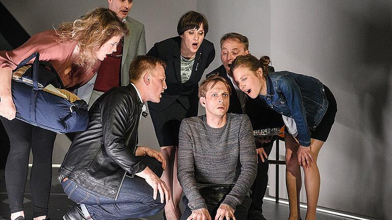 Wenn alles auf einen einstürmt: Marie (Hannah Walther), Andres (Georg Zeies), Tambourmajor (Cedric von Borries), Doktor (Maria Brendel), Woyzeck (Hannes Berg), Hauptmann (Meinolf Steiner) und Käthe (Helene Blechinger).