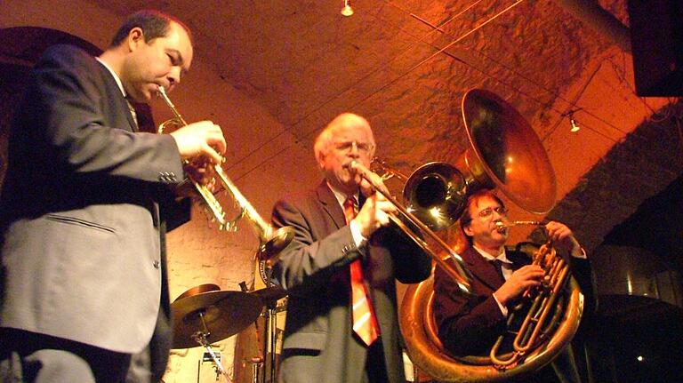 Im September 2006 fand im 'Omnibus' ein Benefizkonzert für Musiker der vom Hurricane Katrina zerstörten Stadt New Orleans statt. Dabei traten auch Richard Roblee and the Very Little Big Band auf. Im September 2006 fand im 'Omnibus' ein Benefizkonzert für Musiker der vom Hurricane Katrina zerstörten Stadt New Orleans statt. Dabei traten auch Richard Roblee and the Very Little Big Band auf.