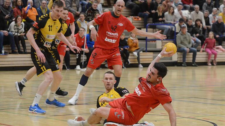 Lohrs Bernardo Gomes de Almeida (vorne am Ball) hat sich gegen die Ismaninger Abwehr durchgesetzt, im Hintergrund beobachtet sein Teamkollege Lukas Horky das Geschehen.