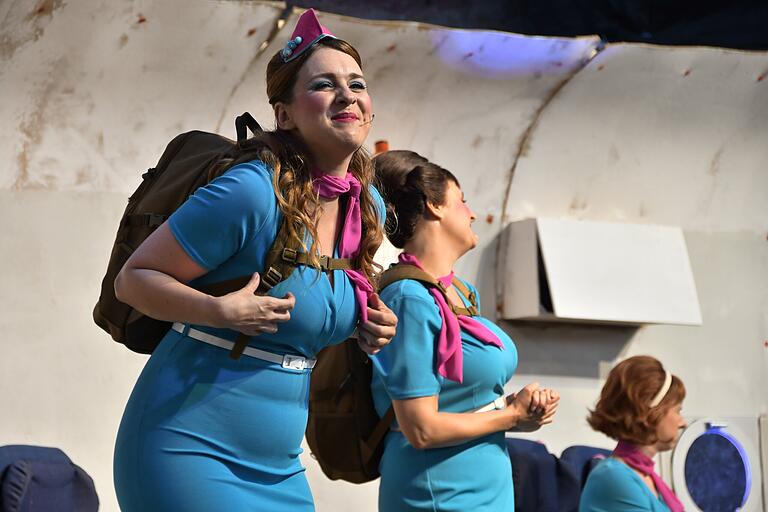 Szene aus der Komödie 'Beatles an Bord', das Stück feierte 2021 seine Premiere bei den Scherenburgfestspielen. Stücke mit musikalischen Einlagen gibt es auch in diesem Jahr wieder. Szene aus der Komödie 'Beatles an Bord', das Stück feierte 2021 seine Premiere bei den Scherenburgfestspielen. Stücke mit musikalischen Einlagen gibt es auch in diesem Jahr wieder.